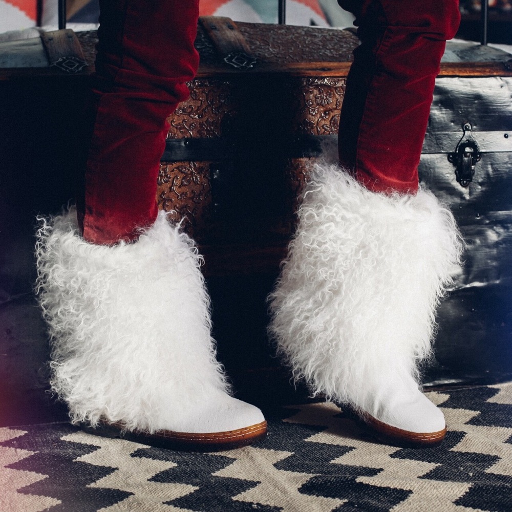 BearPaw Boots Women’s White Size 7 Boetis II Mid Calf